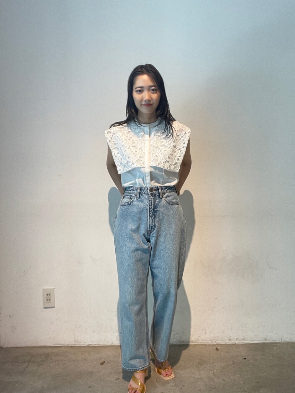 ホワイト系のシャツ/ブラウス、ブルー系のデニムパンツ、イエロー系のサンダルを着用したレディースの夏コーディネートの2枚目の写真