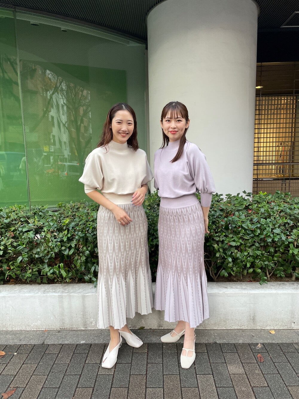 ホワイト系のパンプス、ホワイト系のワンピース、パープル系のワンピースを着用したレディースの冬コーディネートの5枚目の写真