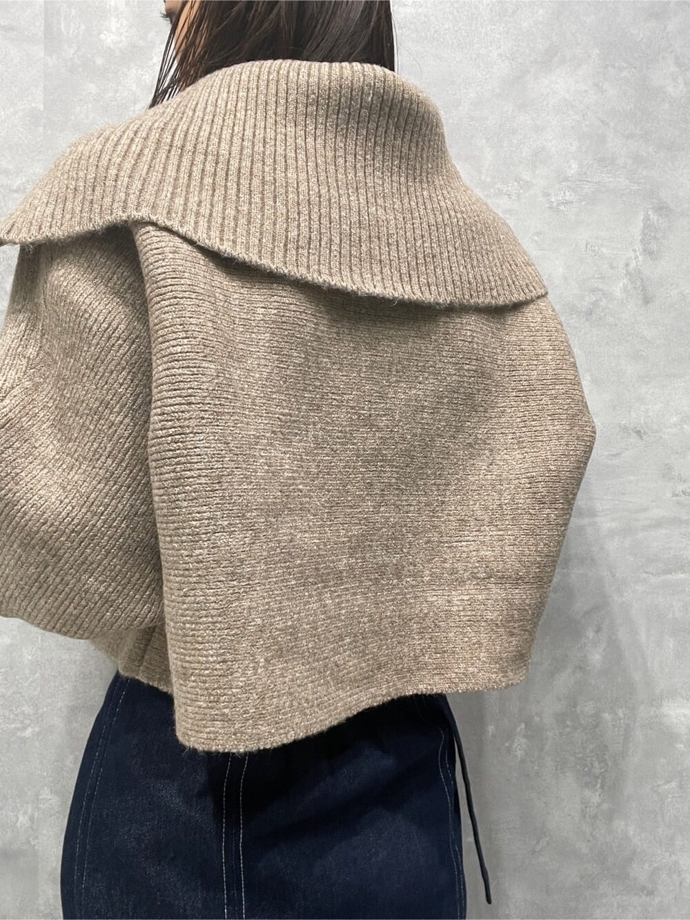 ベージュ系のブーツ、ブルー系のスカート、ベージュ系のカーディガン/ボレロを着用したレディースの秋コーディネートの7枚目の写真