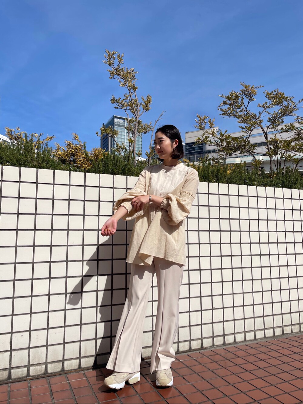 ブルー系のその他アウター、ベージュ系のシャツ/ブラウス、ベージュ系のその他パンツを着用したレディースの春コーディネートの5枚目の写真