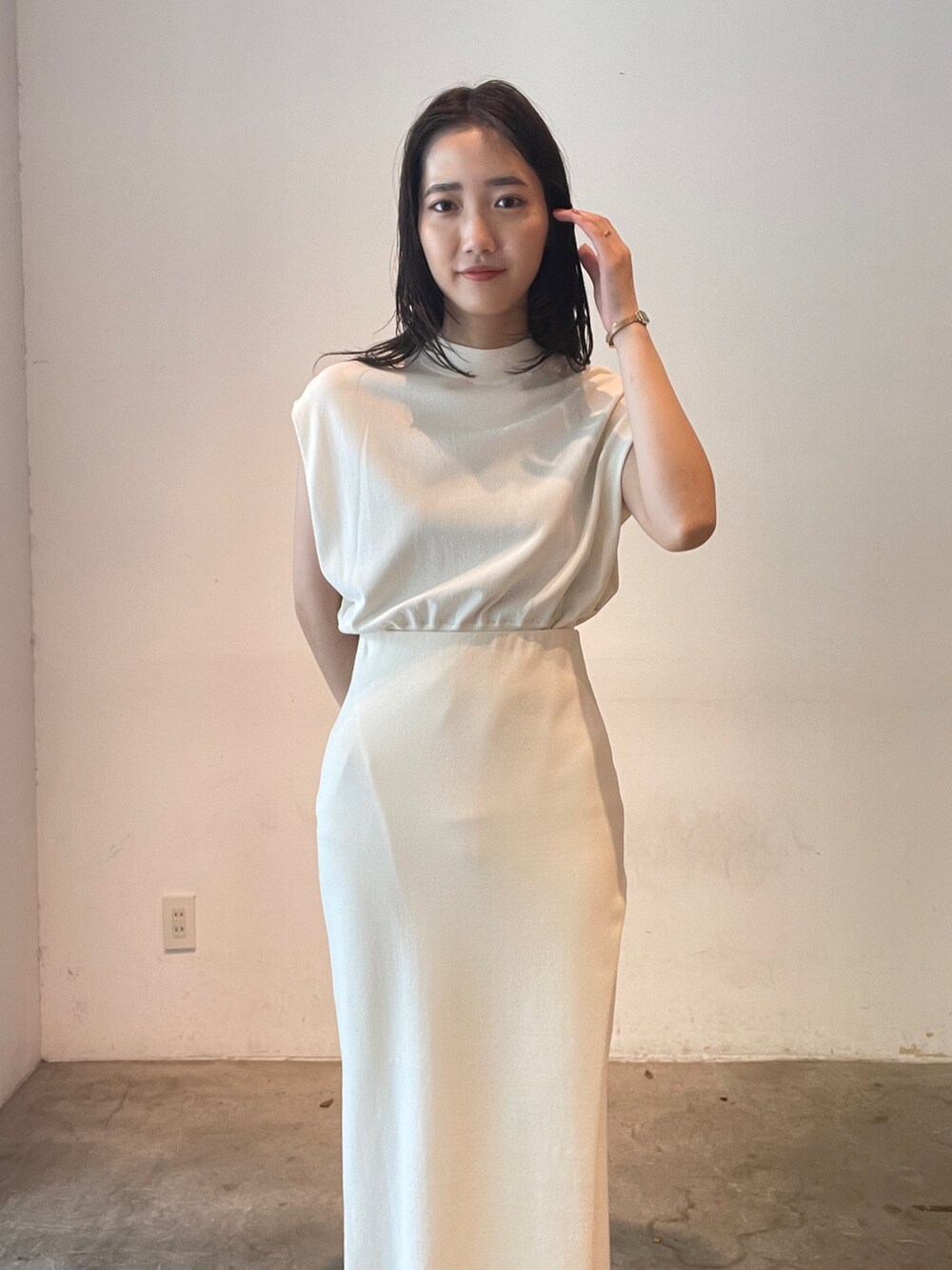 ホワイト系のスカート、ホワイト系のニット/セーター、イエロー系のサンダルを着用したレディースの夏コーディネートの8枚目の写真