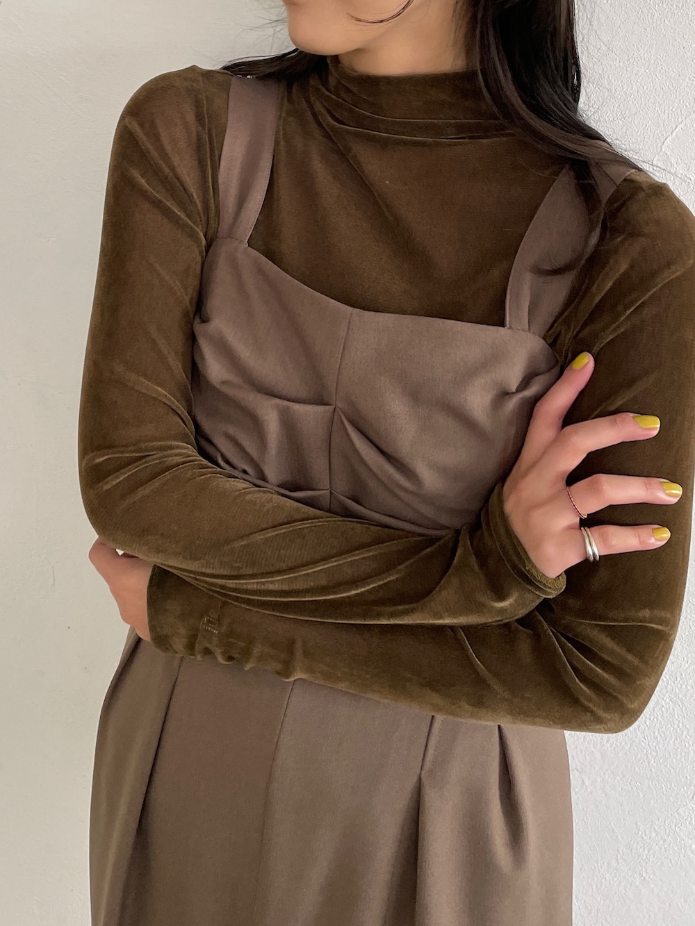 ブラウン系のつなぎ/オールインワン、ブラウン系のTシャツ/カットソー、ベージュ系のブーツを着用したレディースの夏コーディネートの6枚目の写真