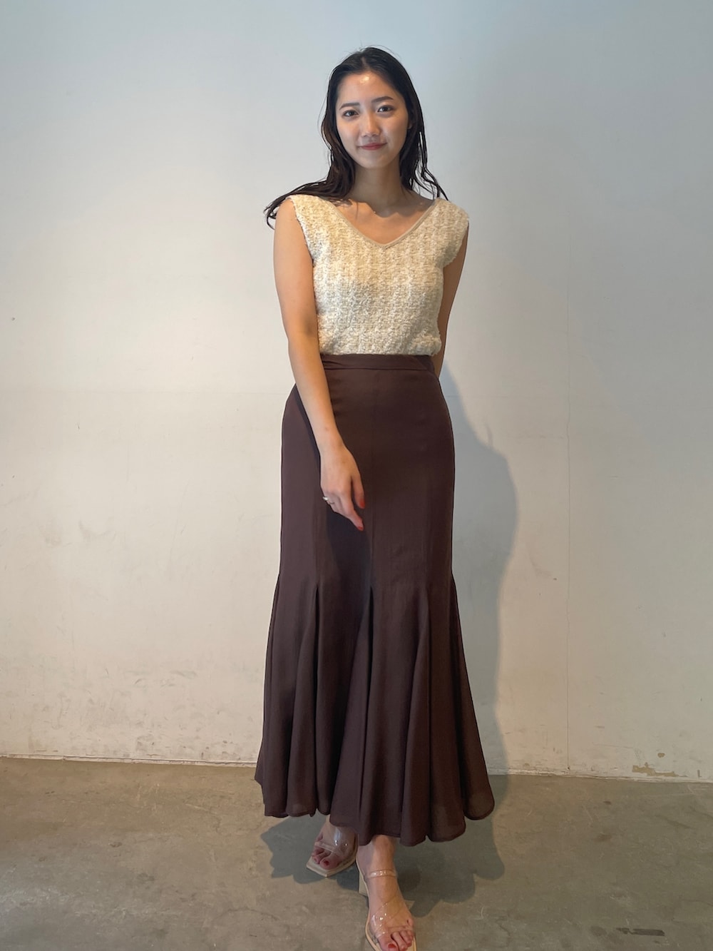 その他のサンダル、ホワイト系のニット/セーター、ブラウン系のスカートを着用したレディースの春コーディネートの2枚目の写真