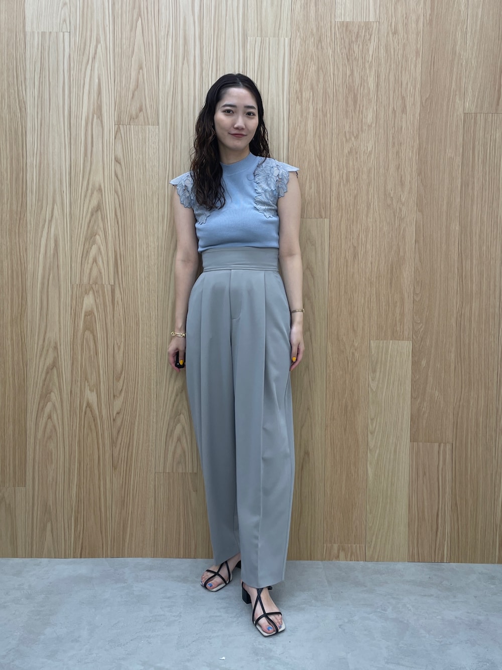 ブルー系のニット/セーター、ブラック系のサンダル、グレー系のその他パンツを着用したレディースの夏コーディネートの3枚目の写真