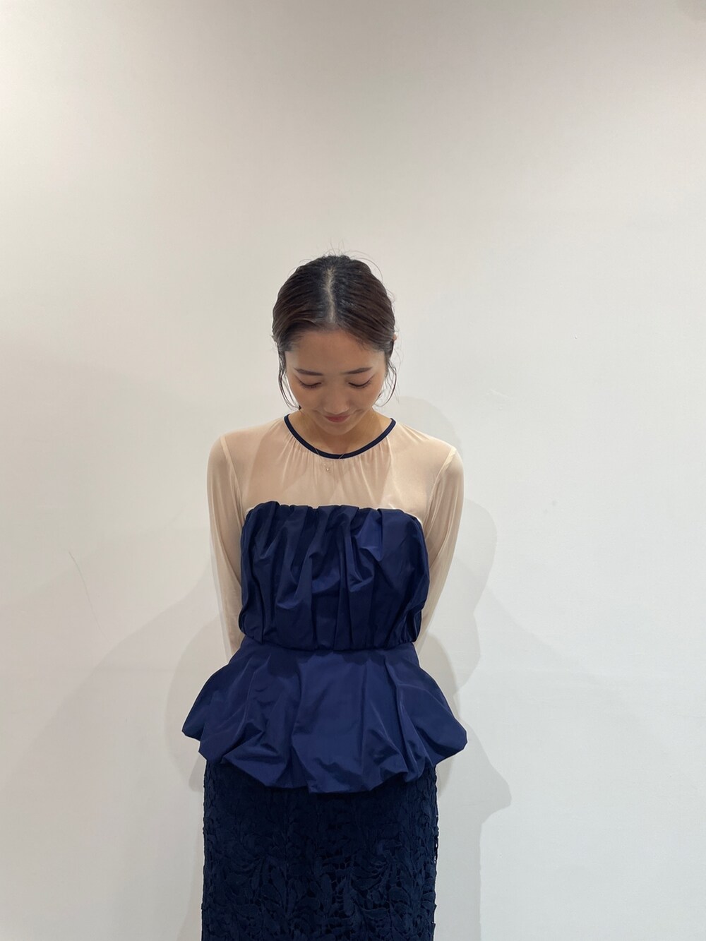 ベージュ系のパンプス、ブルー系のドレス、シルバー系のバレッタ/ヘアクリップを着用したレディースの夏コーディネートの8枚目の写真