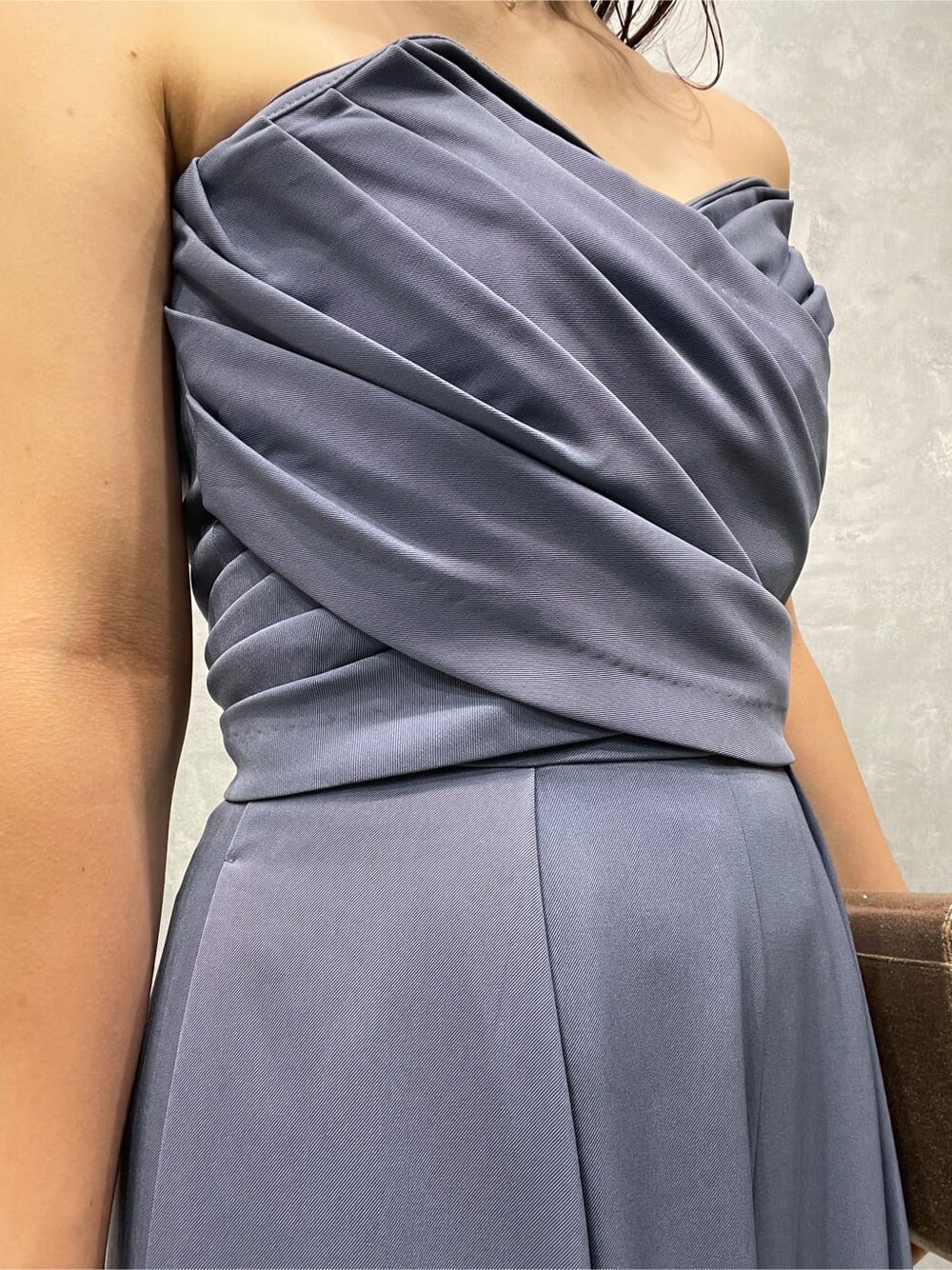 ゴールド系のパンプス、ゴールド系のクラッチバッグ、ブルー系のパンツドレスを着用したレディースの夏コーディネートの8枚目の写真