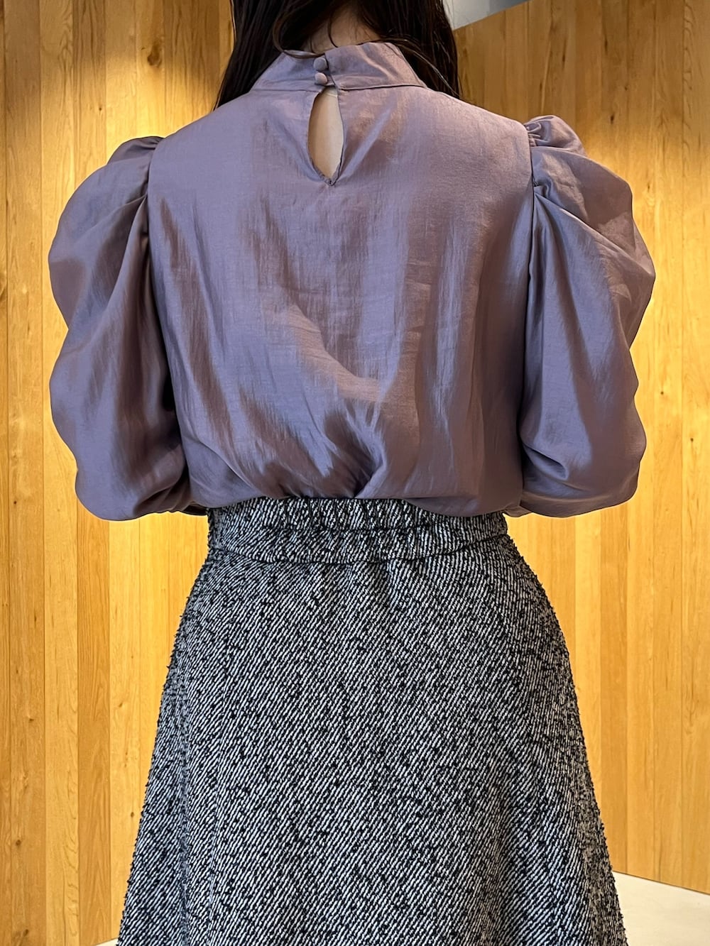 ベージュ系のシャツ/ブラウス、ブラック系のスカート、ブラック系のブーツを着用したレディースの冬コーディネートの8枚目の写真