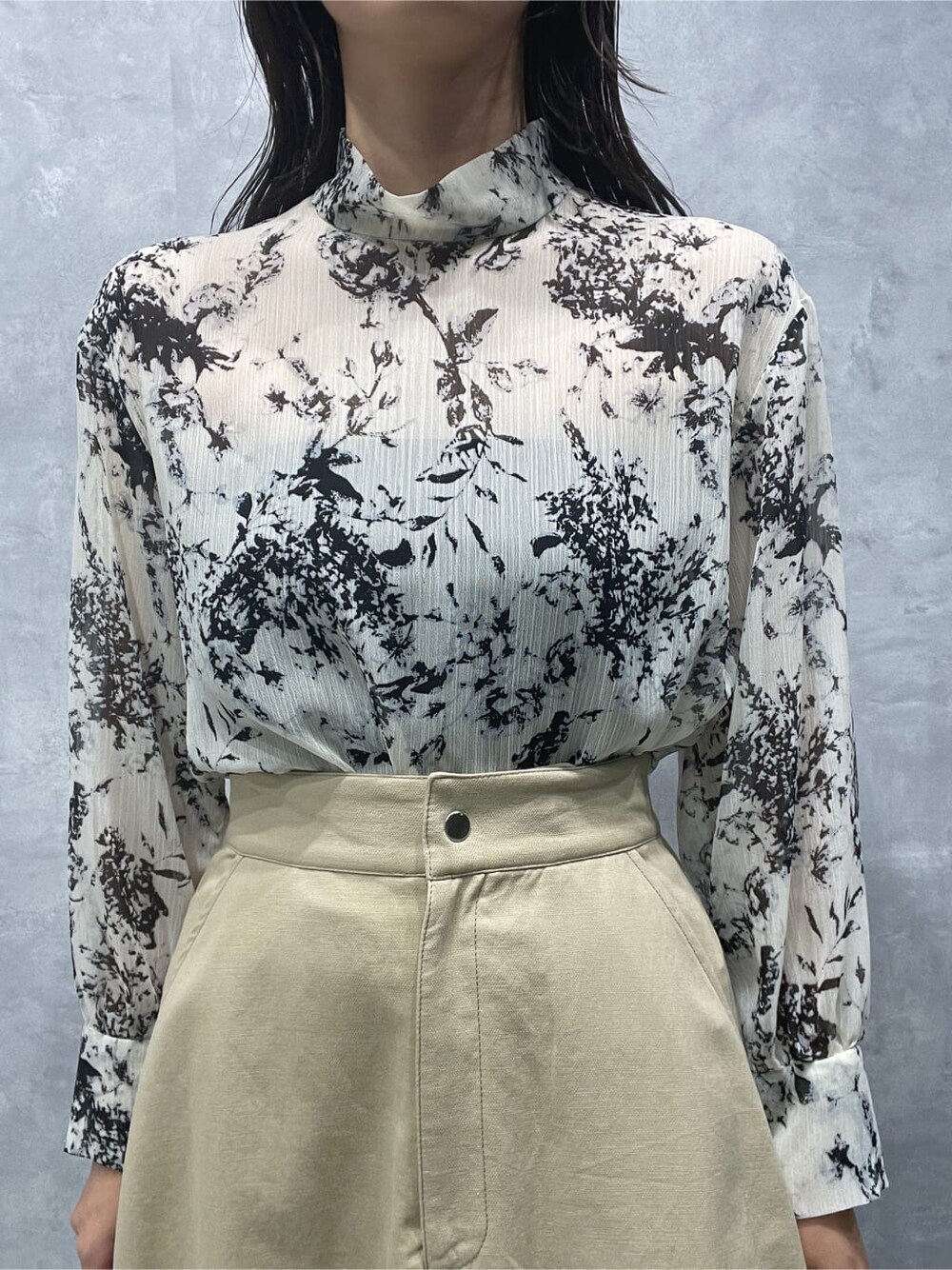 ベージュ系のスカート、グレー系のシャツ/ブラウス、ベージュ系のブーツを着用したレディースの夏コーディネートの7枚目の写真