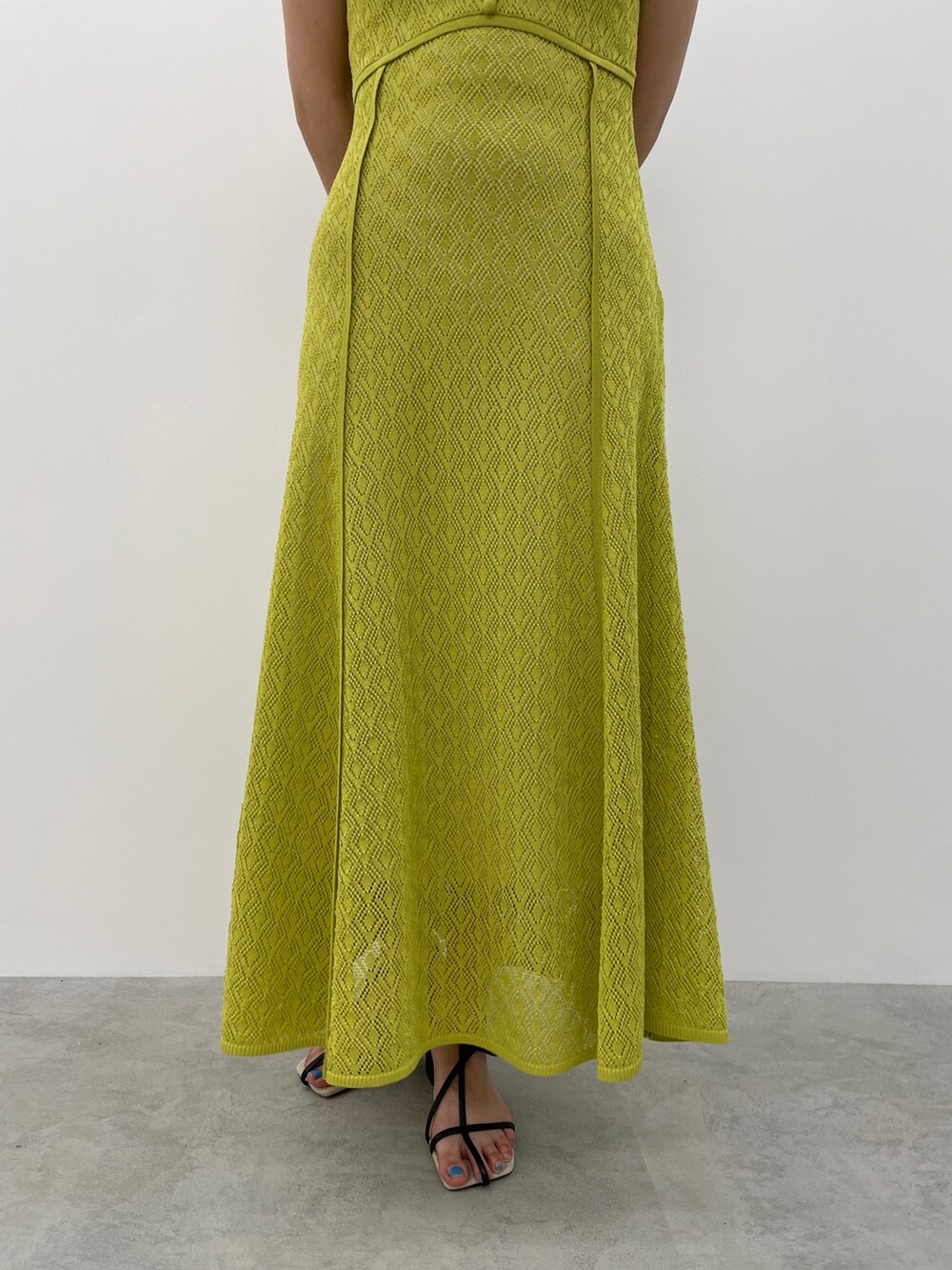 ブラック系のサンダル、グリーン系のワンピースを着用したレディースの春コーディネートの8枚目の写真