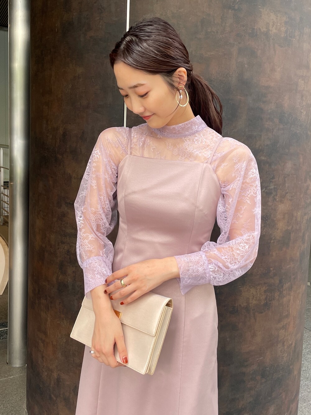 ベージュ系のパンプス、パープル系のドレス、ベージュ系のクラッチバッグを着用したレディースの冬コーディネートの9枚目の写真