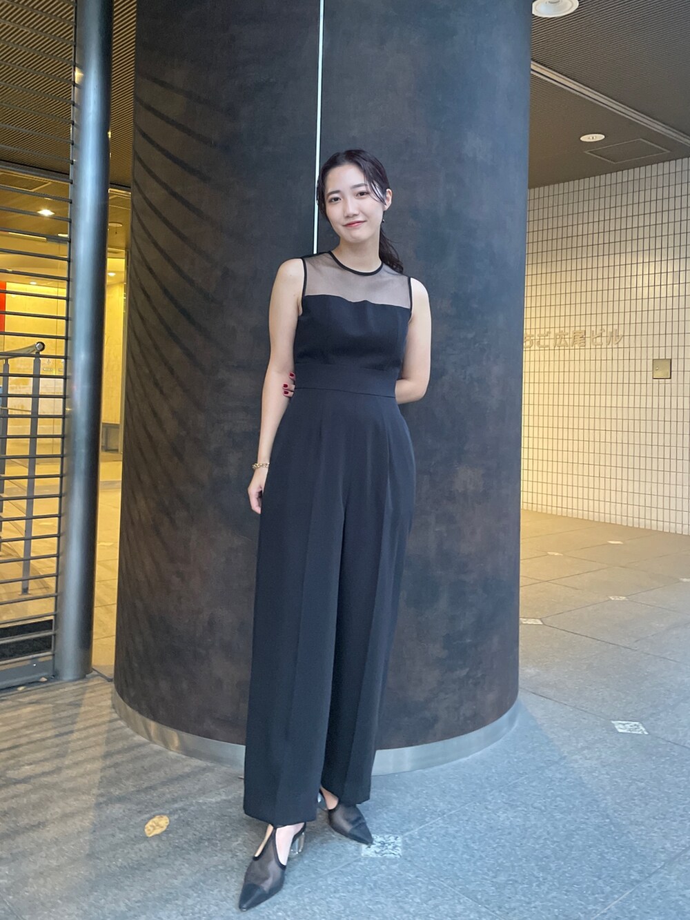 ブラック系のパンプス、ブラック系のパンツドレスを着用したレディースの秋コーディネートの7枚目の写真