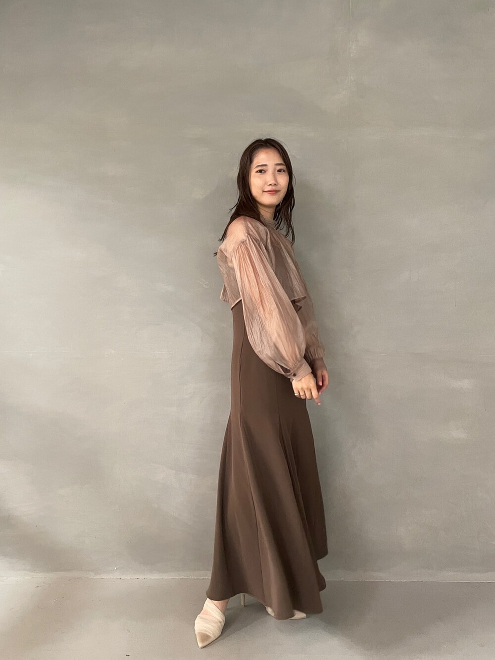 ベージュ系のパンプス、ブラウン系のドレスを着用したレディースの夏コーディネートの5枚目の写真