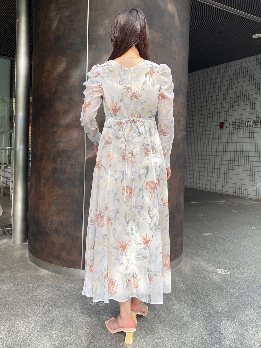 その他のサンダル、ホワイト系のワンピースを着用したレディースの冬コーディネートの5枚目の写真