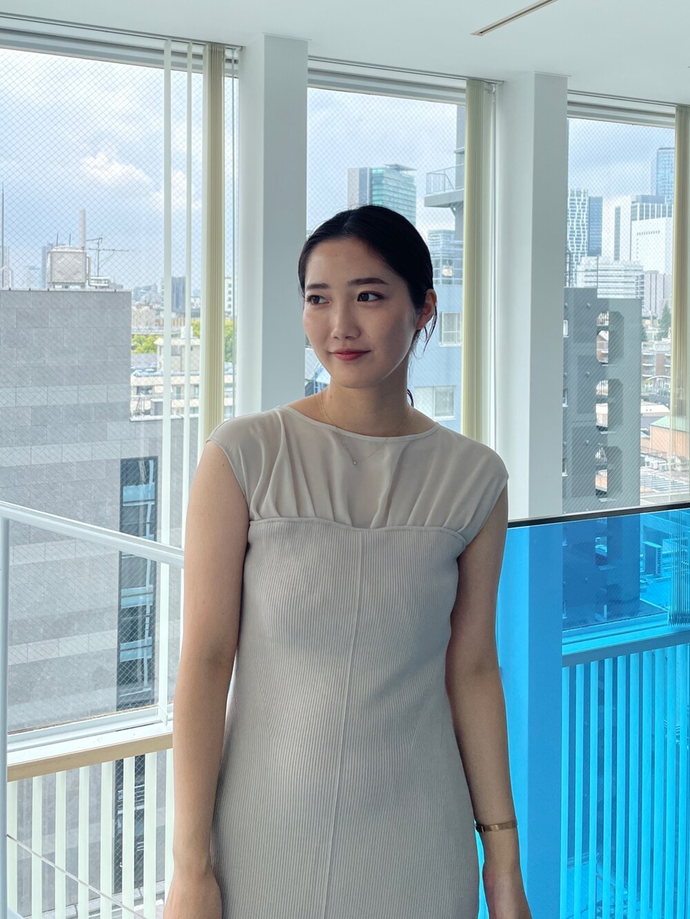 ブラック系のサンダル、ベージュ系のワンピースを着用したレディースの春コーディネートの7枚目の写真