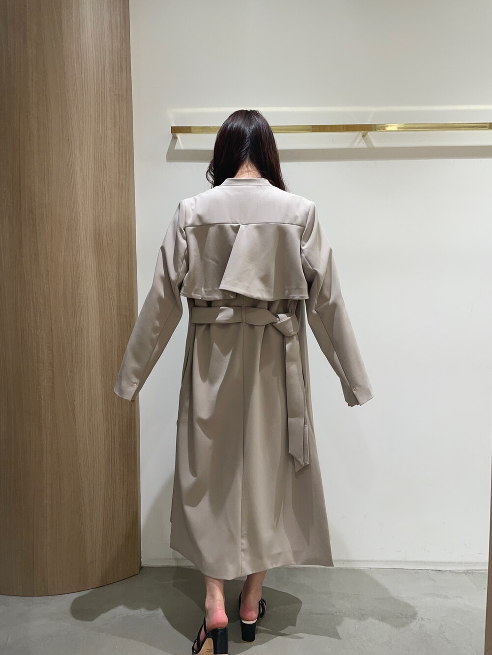 ブラック系のニット/セーター、ブラック系のサンダル、ベージュ系のスカートを着用したレディースの春コーディネートの4枚目の写真