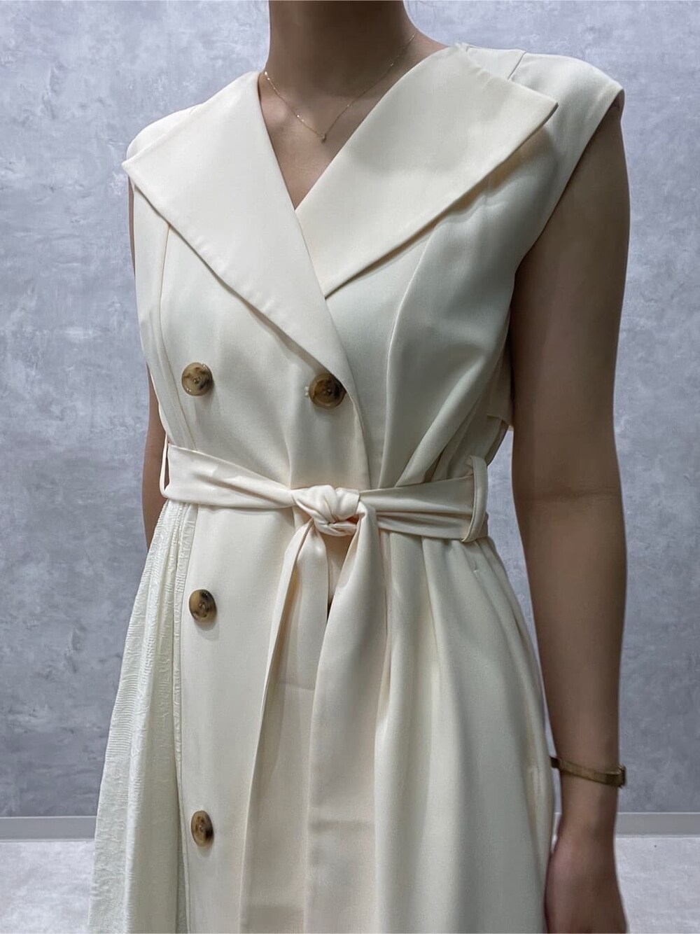 ホワイト系のワンピース、ピンク系のその他パンツ、ベージュ系のサンダルを着用したレディースの春コーディネートの7枚目の写真