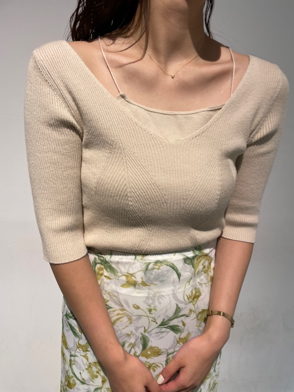 ホワイト系のパンプス、ホワイト系のスカート、ホワイト系のニット/セーターを着用したレディースの冬コーディネートの6枚目の写真