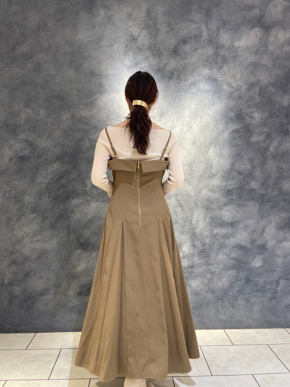 ホワイト系のニット/セーター、ベージュ系のワンピース、ホワイト系のブーツを着用したレディースの冬コーディネートの7枚目の写真