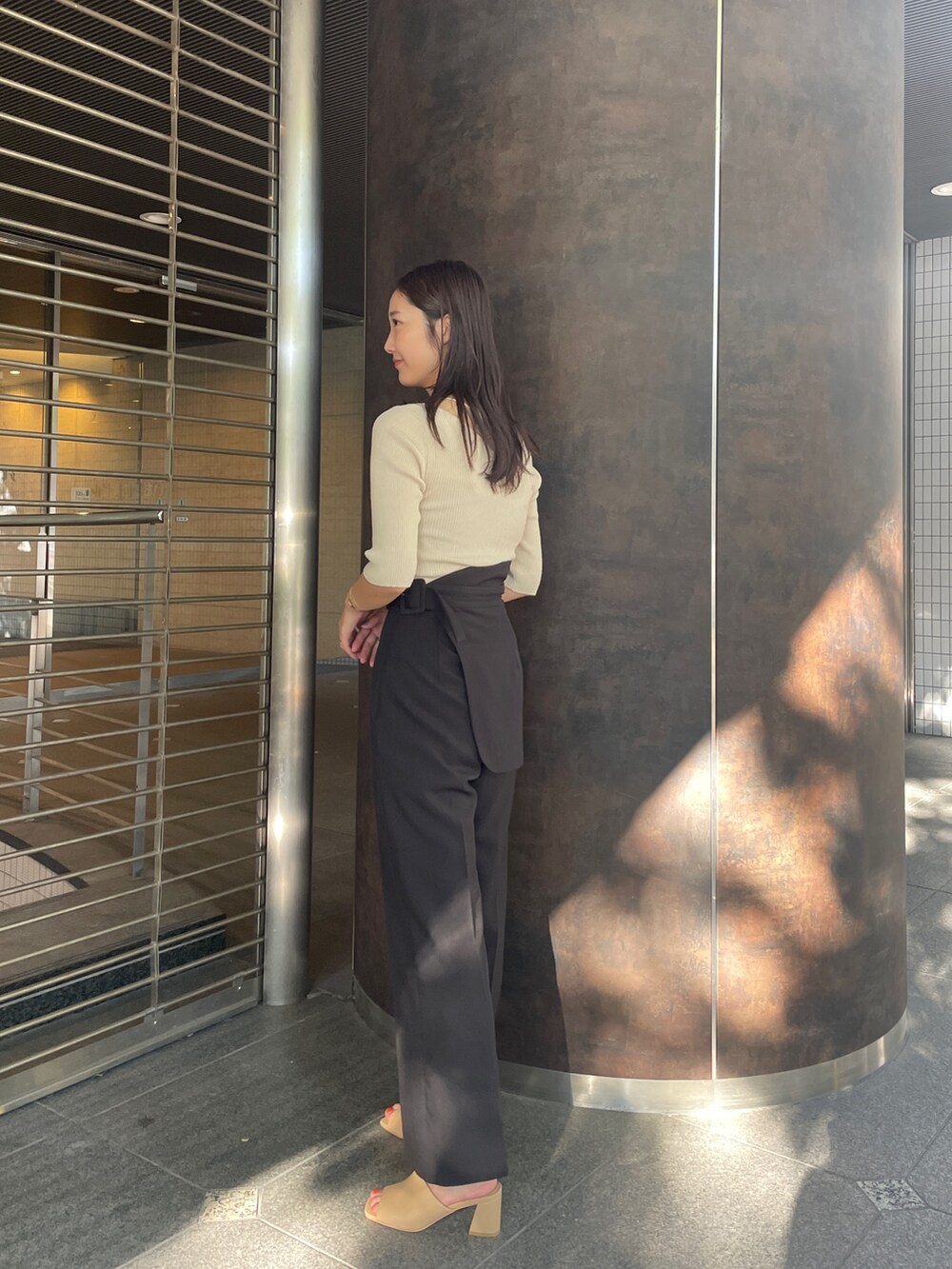 ベージュ系のサンダル、ブラック系のその他パンツ、ホワイト系のニット/セーターを着用したレディースの夏コーディネートの4枚目の写真