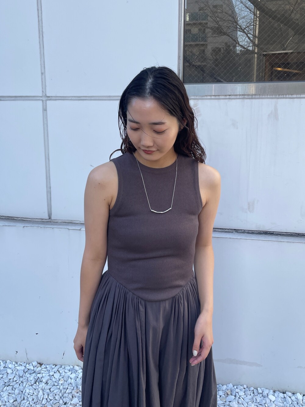 グレー系のワンピース、ブラック系のスニーカーを着用したレディースの春コーディネートの8枚目の写真