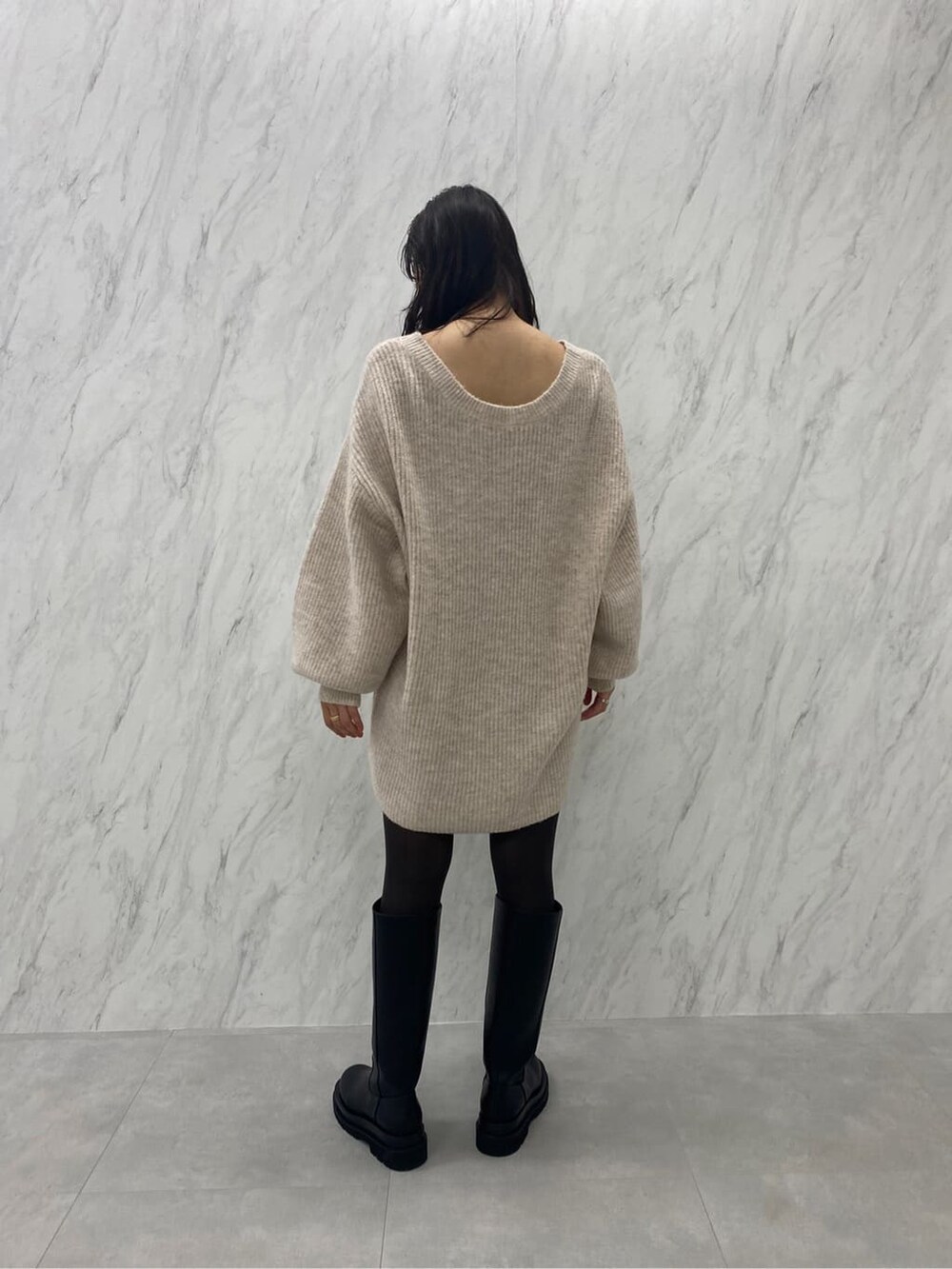 ブラック系のブーツ、ホワイト系のカーディガン/ボレロを着用したレディースの秋コーディネートの6枚目の写真