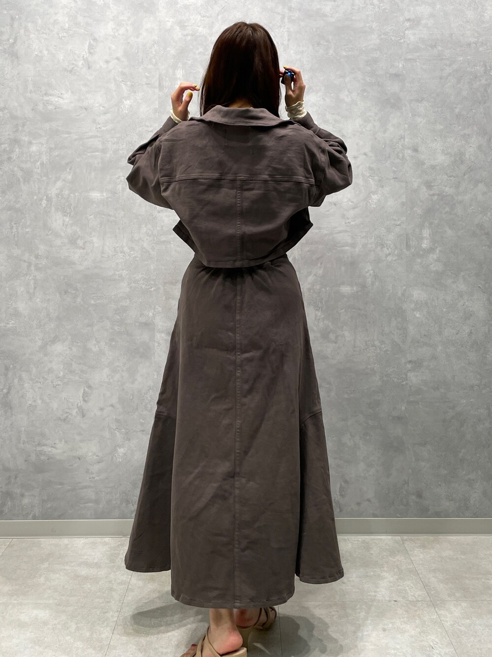 ベージュ系のサンダル、グレー系のスカート、ホワイト系のTシャツ/カットソーを着用したレディースの春コーディネートの7枚目の写真