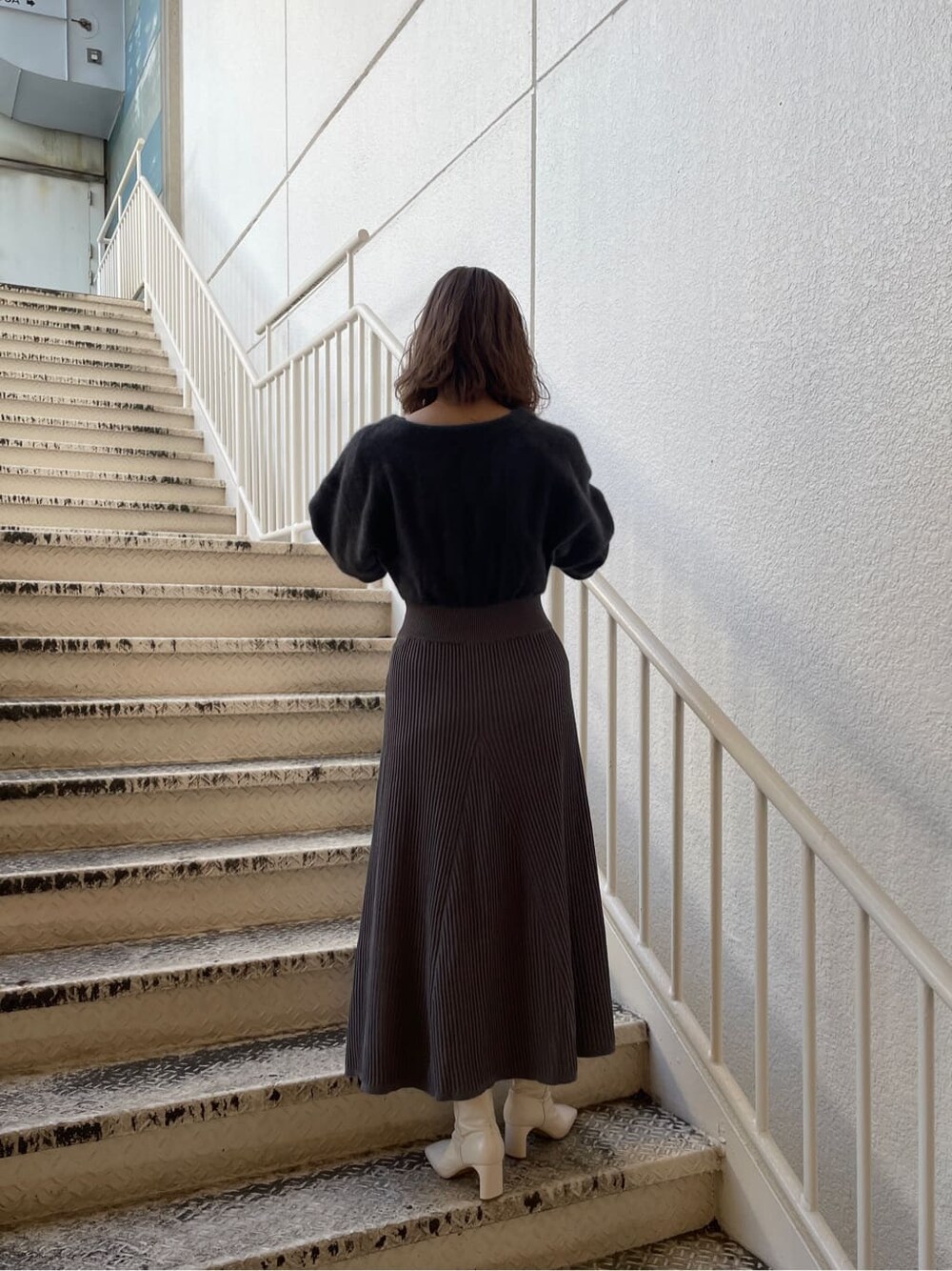 ホワイト系のその他シューズ、グレー系のワンピースを着用したレディースの冬コーディネートの4枚目の写真