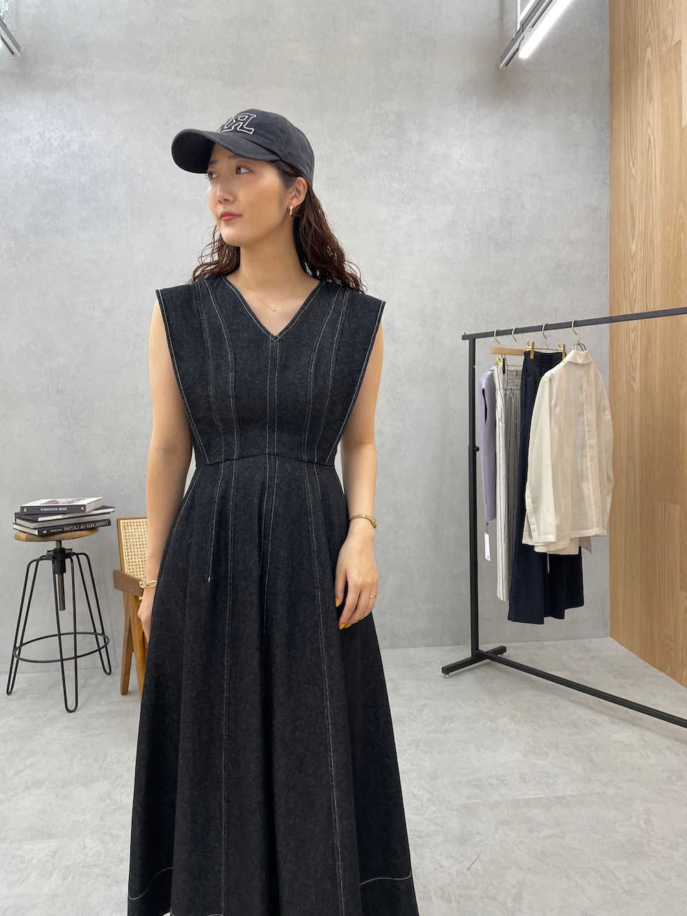 ブラック系のサンダル、ブラック系のワンピースを着用したレディースの春コーディネートの9枚目の写真