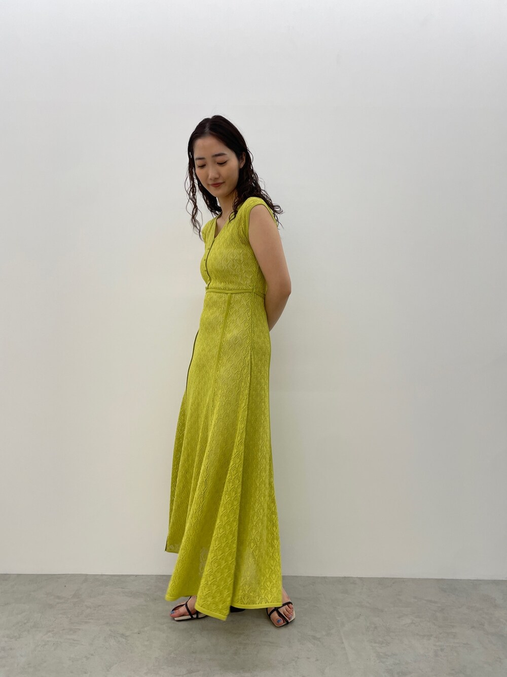 ブラック系のサンダル、グリーン系のワンピースを着用したレディースの春コーディネートの4枚目の写真