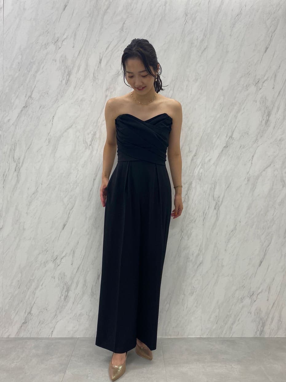 ピンク系のクラッチバッグ、ブラック系のシャツ/ブラウス、ピンク系のパンプスを着用したレディースの夏コーディネートの8枚目の写真