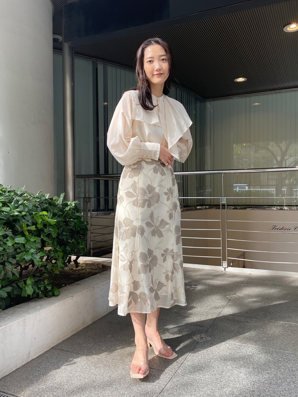 ホワイト系のシャツ/ブラウス、その他のサンダル、ベージュ系のスカートを着用したレディースの冬コーディネートの2枚目の写真