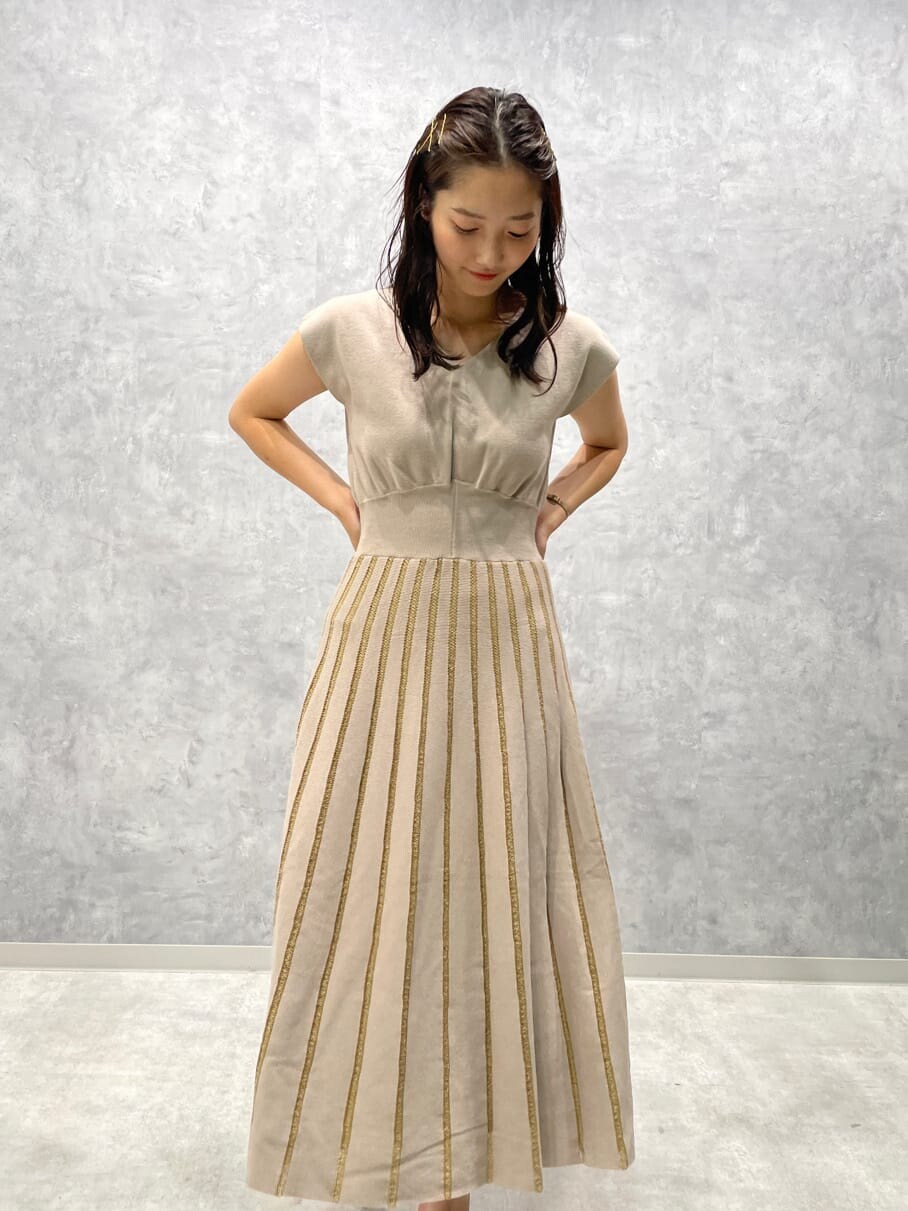 ホワイト系のサンダル、ベージュ系のワンピースを着用したレディースの夏コーディネートの3枚目の写真