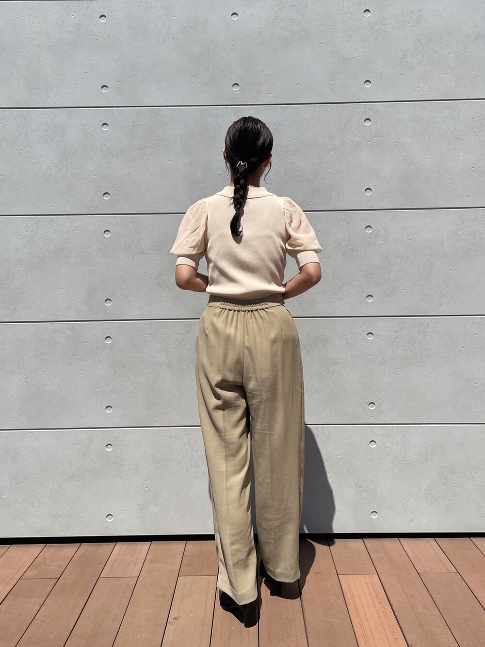 ホワイト系のニット/セーター、ピンク系のカーディガン/ボレロ、ブラック系のパンプスを着用したレディースの秋コーディネートの9枚目の写真