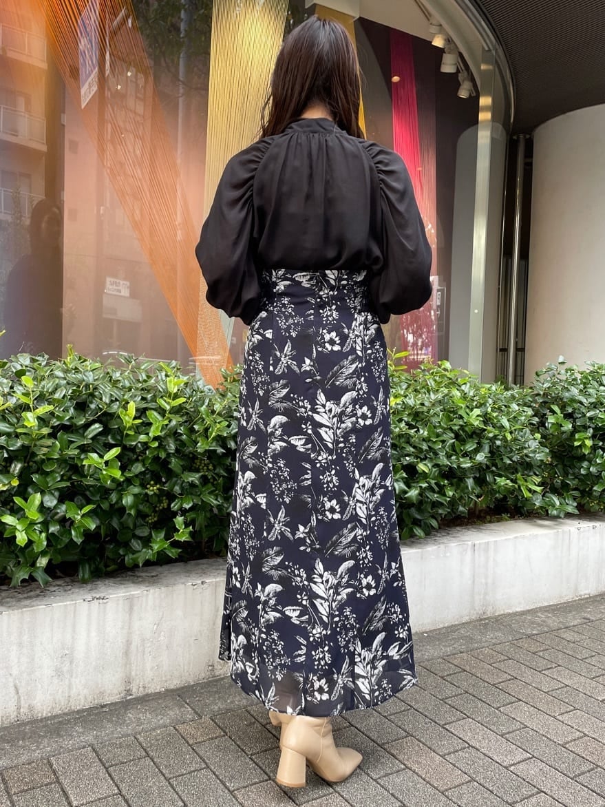 ブラック系のシャツ/ブラウス、ブルー系のスカート、ブルー系のスカートを着用したレディースの秋コーディネートの4枚目の写真