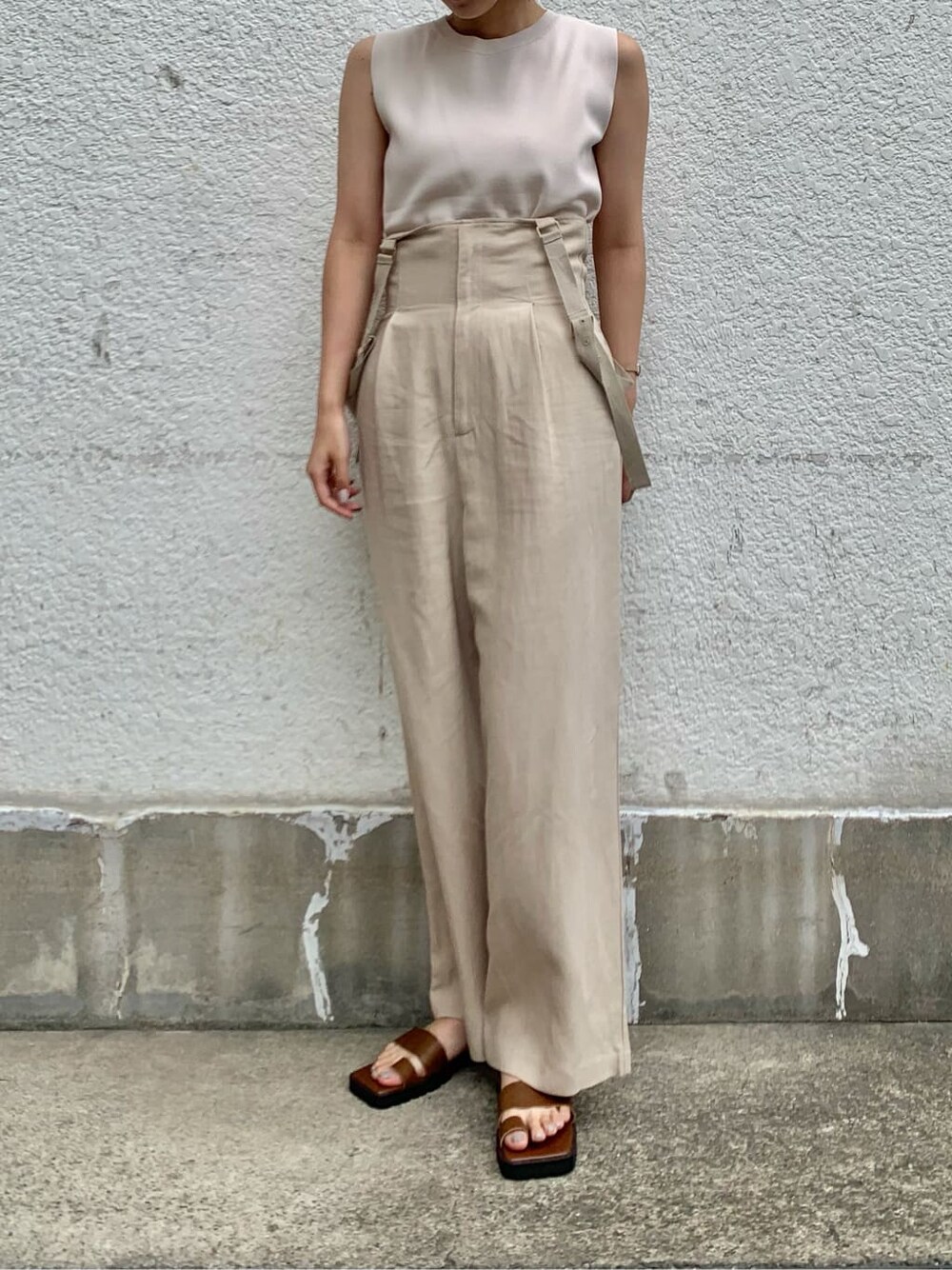 ブラウン系のサンダル、ホワイト系のニット/セーター、ベージュ系のその他パンツを着用したレディースの夏コーディネートの4枚目の写真