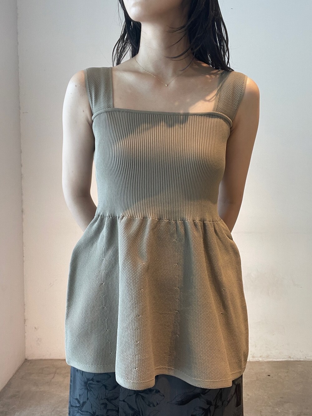 グレー系のスカート、イエロー系のサンダル、ベージュ系のニット/セーターを着用したレディースの夏コーディネートの7枚目の写真