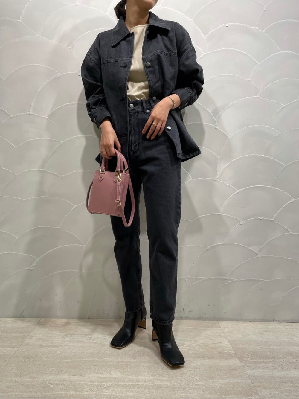 ベージュ系のシャツ/ブラウス、ブラック系のデニムジャケット、ブラック系のその他シューズを着用したレディースの夏コーディネートの10枚目の写真