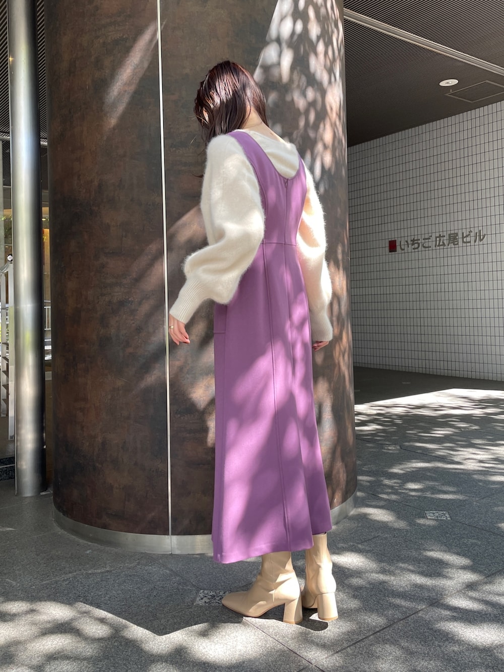 ベージュ系のブーツ、ホワイト系のニット/セーター、ホワイト系のダウンジャケット/コートを着用したレディースの秋コーディネートの9枚目の写真