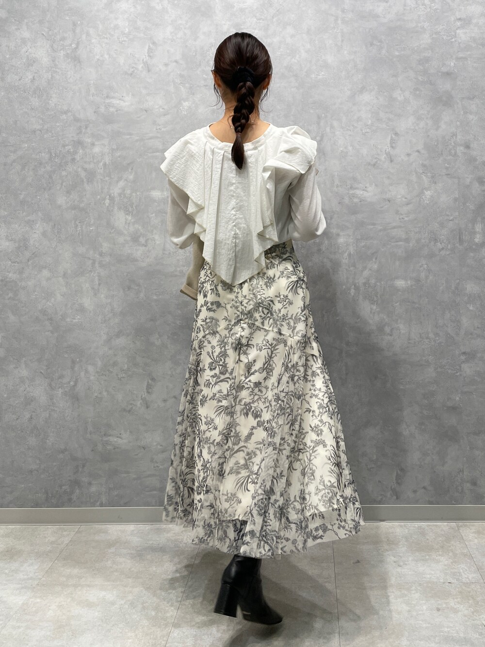 ホワイト系のカーディガン/ボレロ、ホワイト系のシャツ/ブラウス、ホワイト系のスカートを着用したレディースの冬コーディネートの7枚目の写真