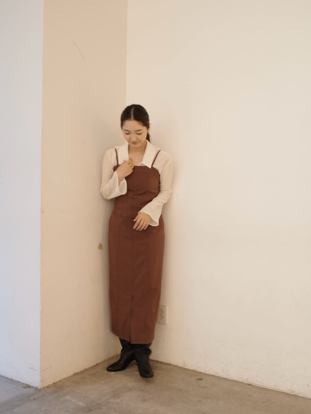 グレー系のステンカラーコート、ブラウン系のワンピースを着用したレディースの秋コーディネートの8枚目の写真