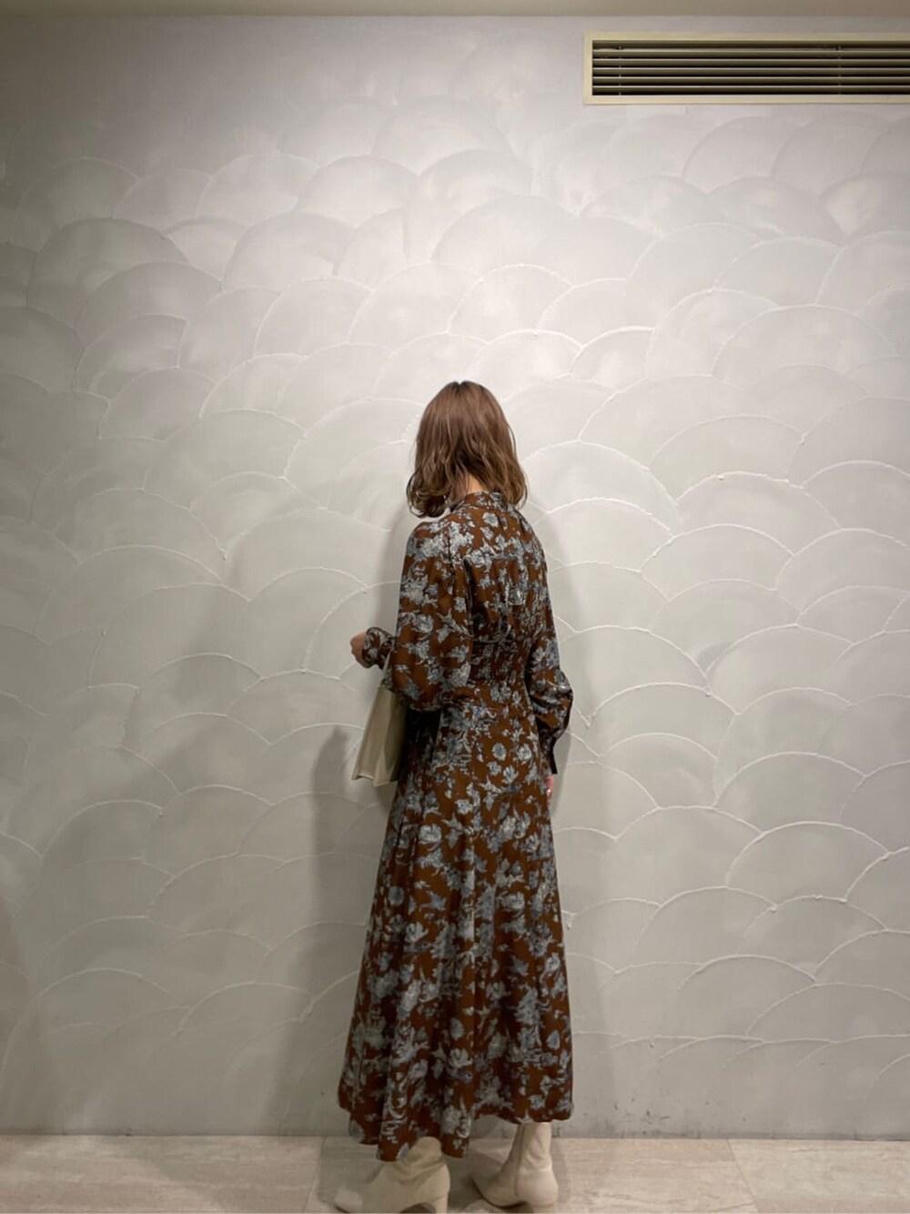 ホワイト系のその他シューズ、ホワイト系のショルダーバッグ、ブラウン系のワンピースを着用したレディースの冬コーディネートの4枚目の写真