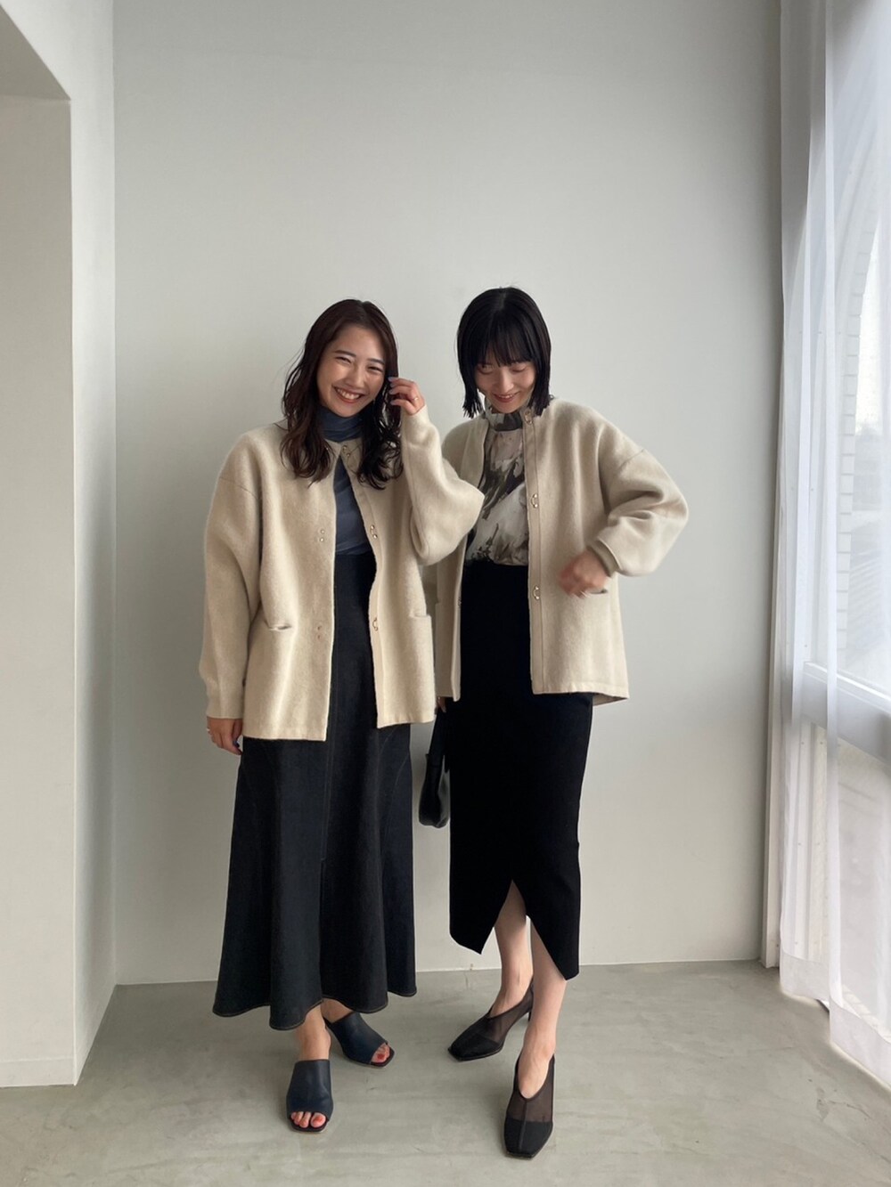 ホワイト系のカーディガン/ボレロ、ブルー系のTシャツ/カットソー、ブラック系のデニムスカートを着用したレディースの夏コーディネートの3枚目の写真