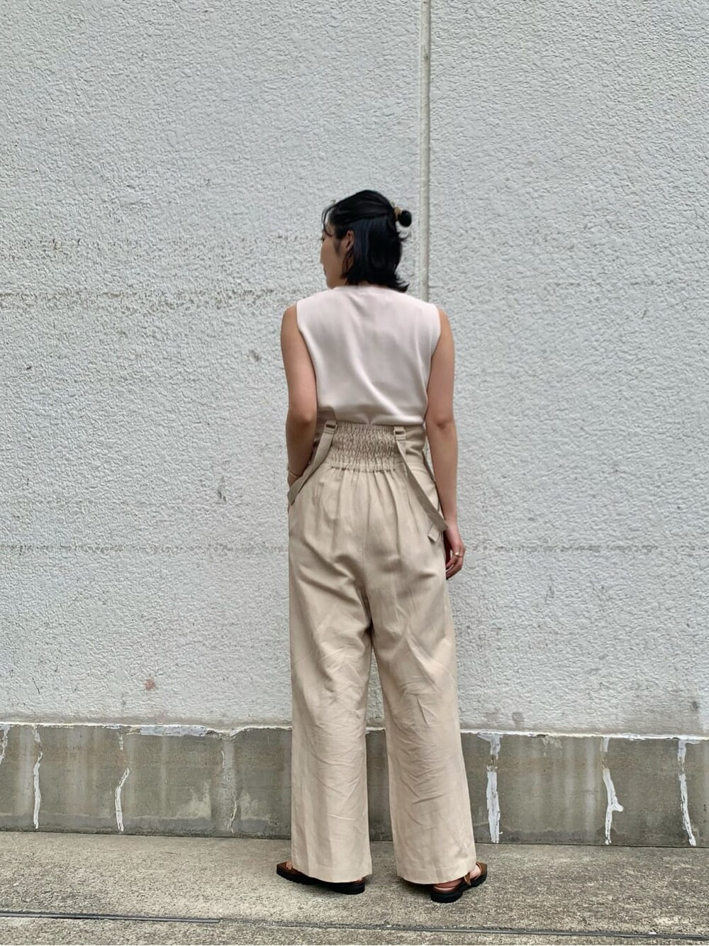 ブラウン系のサンダル、ホワイト系のニット/セーター、ベージュ系のその他パンツを着用したレディースの夏コーディネートの5枚目の写真