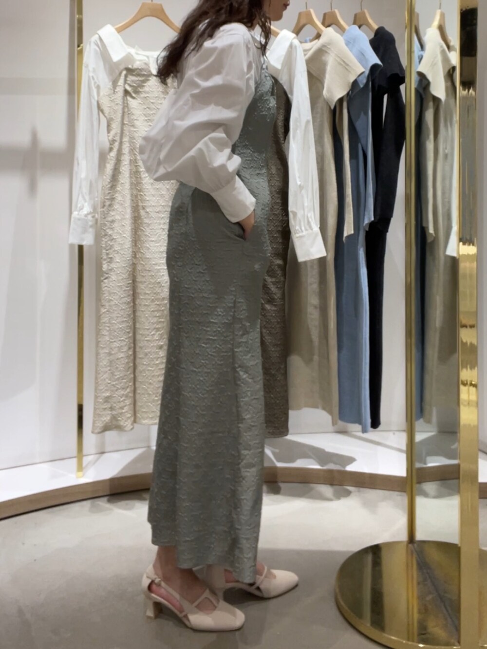 グリーン系のワンピース、ホワイト系のパンプスを着用したレディースの春コーディネートの3枚目の写真