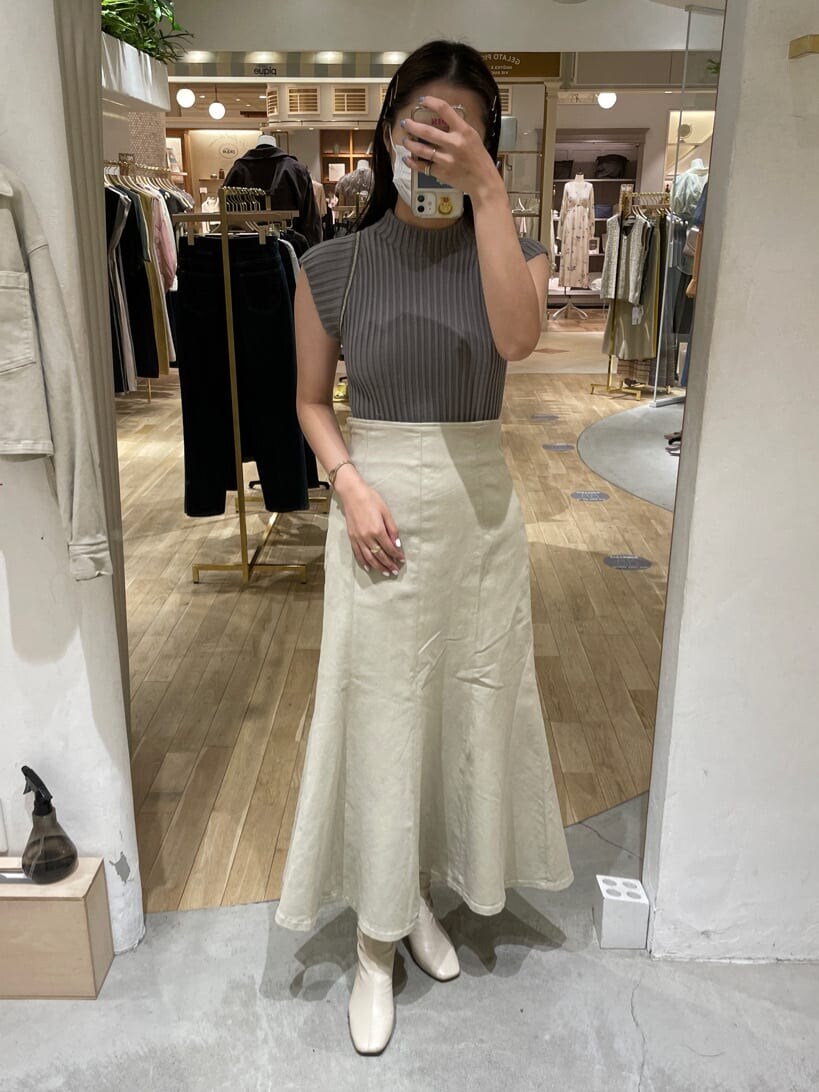 ベージュ系のデニムジャケット、ベージュ系のスカート、ベージュ系のニット/セーターを着用したレディースの夏コーディネートの4枚目の写真