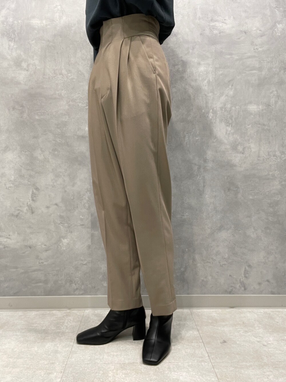 ブラック系のブーツ、ベージュ系のその他パンツ、ホワイト系のカーディガン/ボレロを着用したレディースの冬コーディネートの9枚目の写真