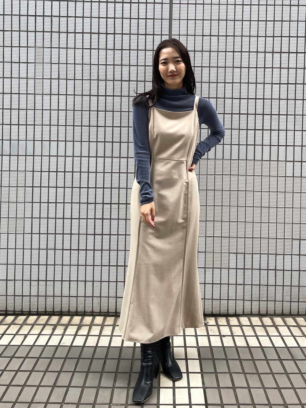 ブラック系のブーツ、ベージュ系のワンピース、ブルー系のTシャツ/カットソーを着用したレディースの夏コーディネートの3枚目の写真