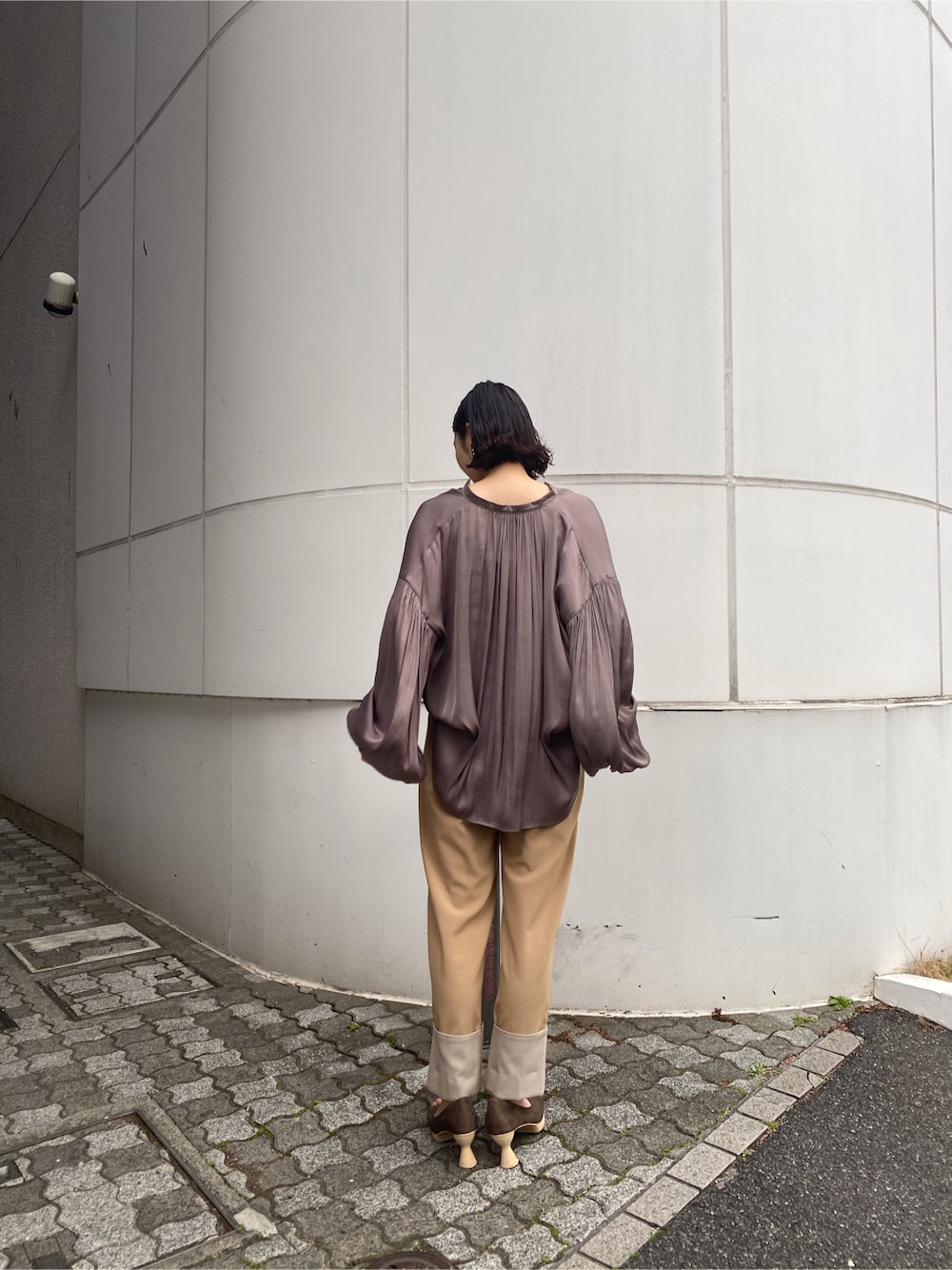 ベージュ系のその他パンツ、グレー系のシャツ/ブラウス、ブラウン系のパンプスを着用したレディースの冬コーディネートの5枚目の写真