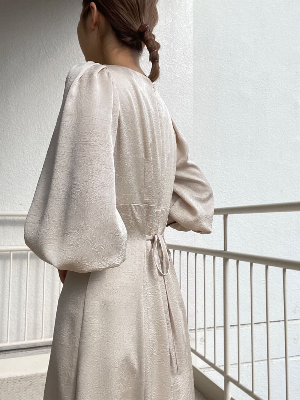 ブラック系のその他シューズ、ブラック系のその他アウター、ホワイト系のワンピースを着用したレディースの冬コーディネートの6枚目の写真