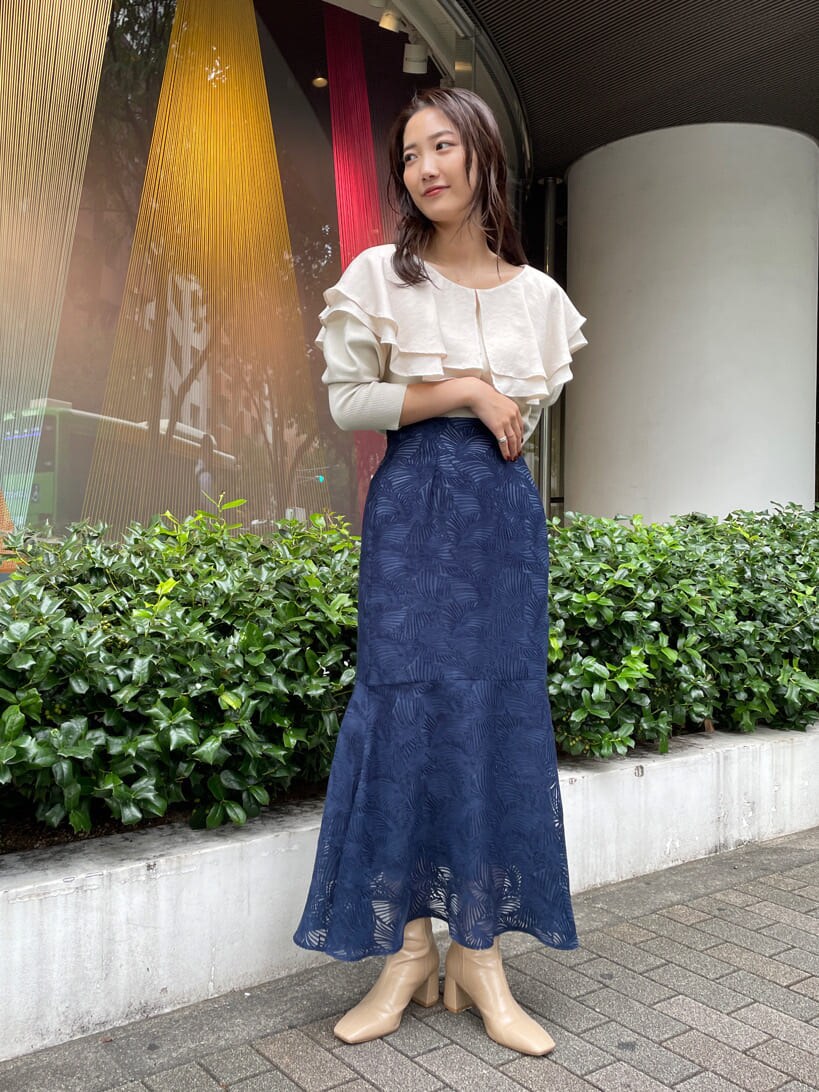 ブルー系のトレンチコート、ブルー系のトレンチコート、ベージュ系のブーツを着用したレディースの秋コーディネートの5枚目の写真